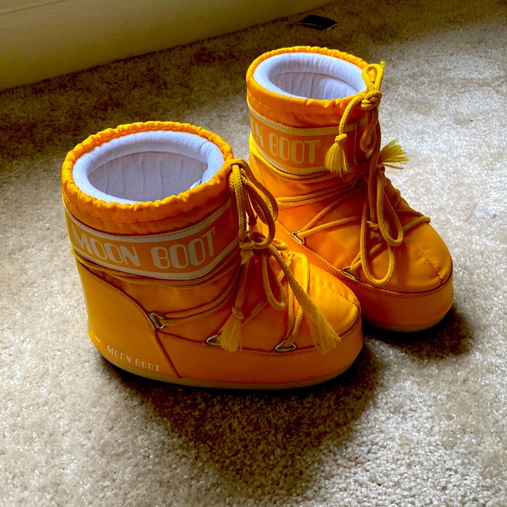 Size 2/3,5 moon boots in banana yellow